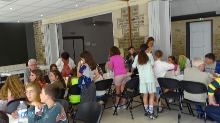 Une belle rencontre intergénérationnelle à l'école Tiphaine Raguenel